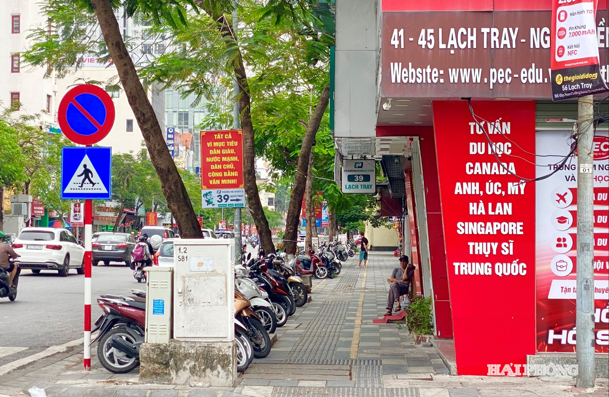 ...đường Lạch Tray với vỉa hè thoáng, xe để đúng nơi quy định.