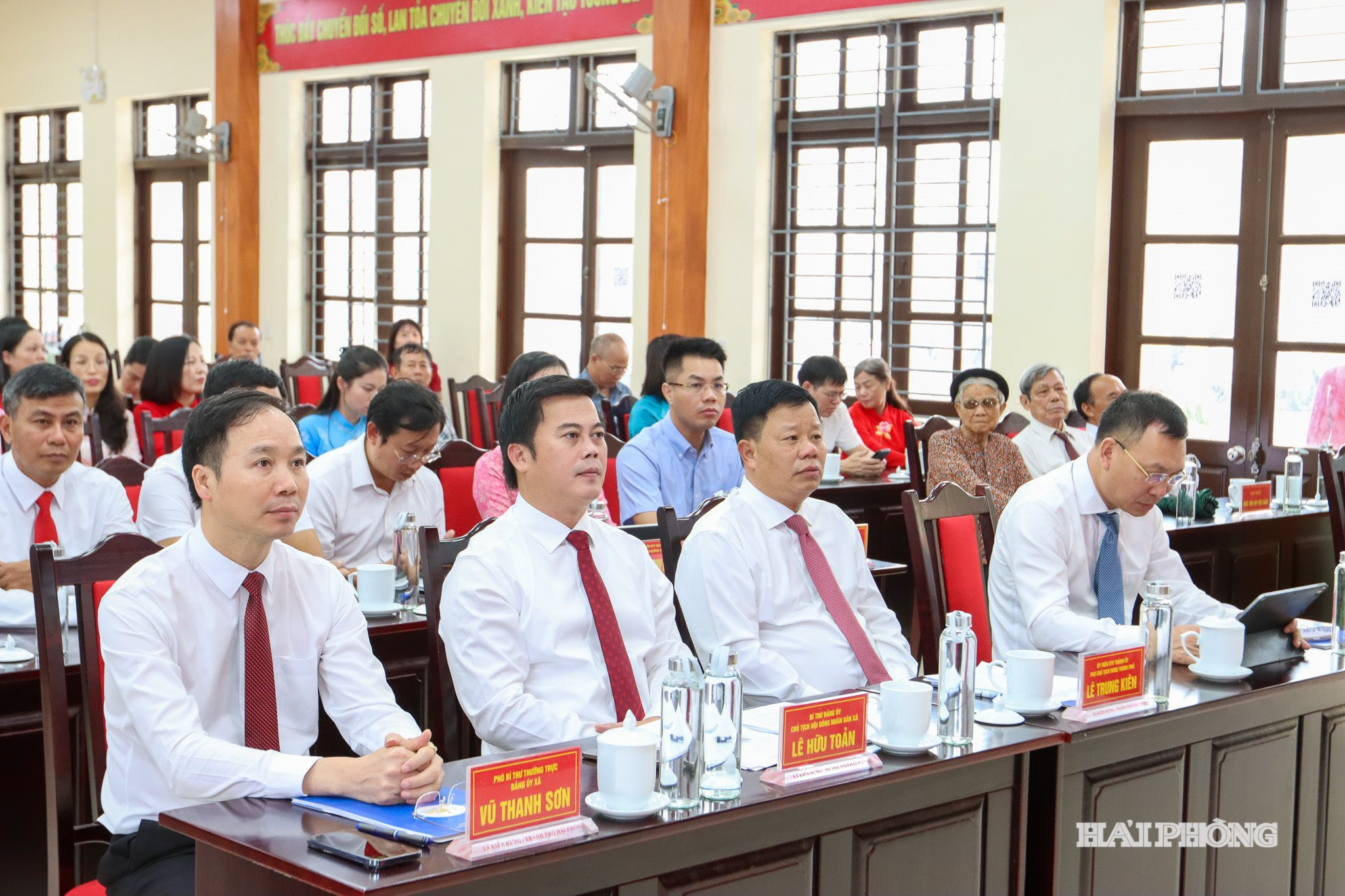 Các đồng chí lãnh đạo thành phố, xã dự hội nghị