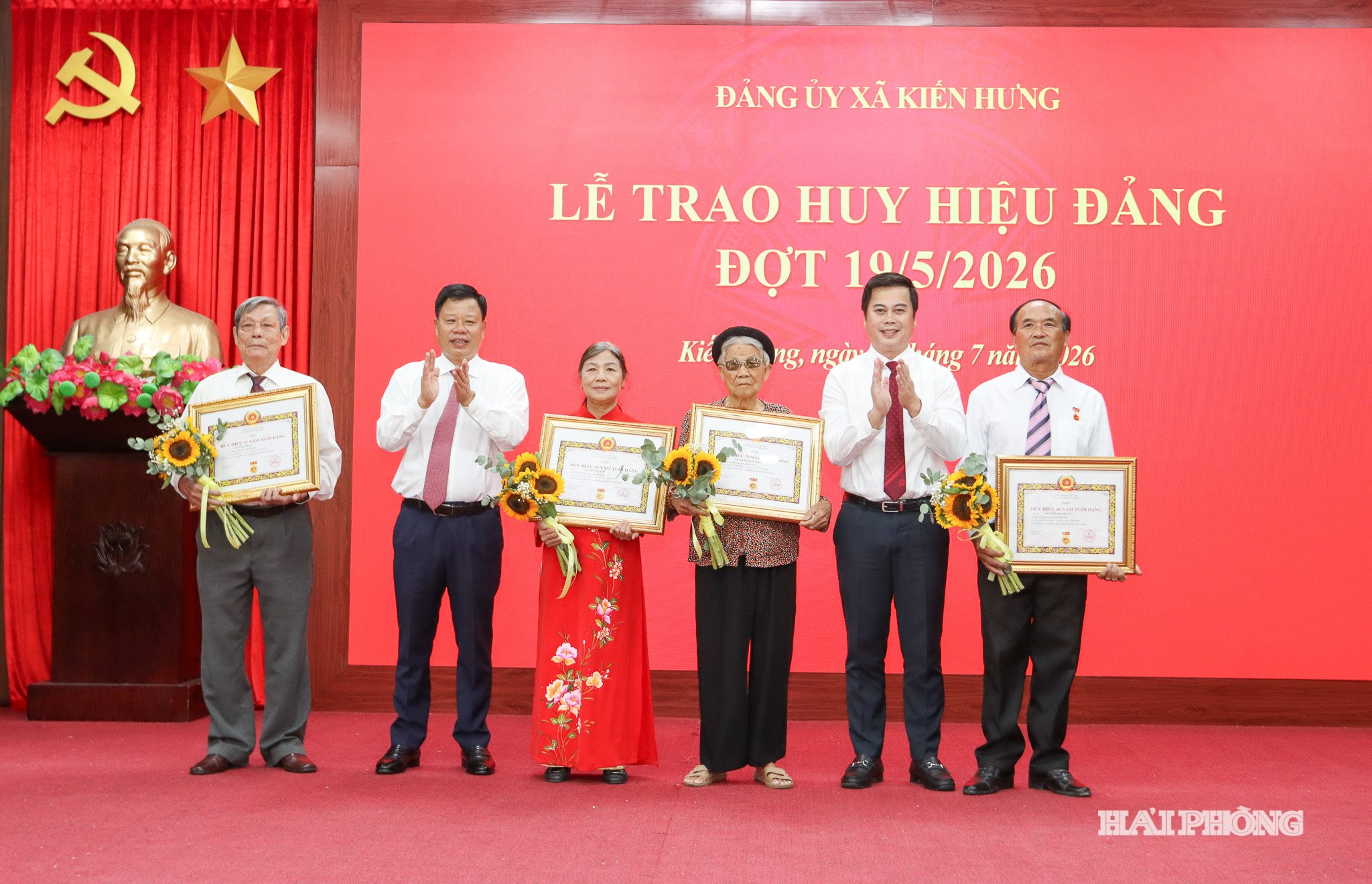 Đồng chí Lê Trung Kiên, Ủy viên Ban Thường vụ Thành ủy, Phó Chủ tịch UBND thành phố trao huy hệu đảng tặng các đảng viên