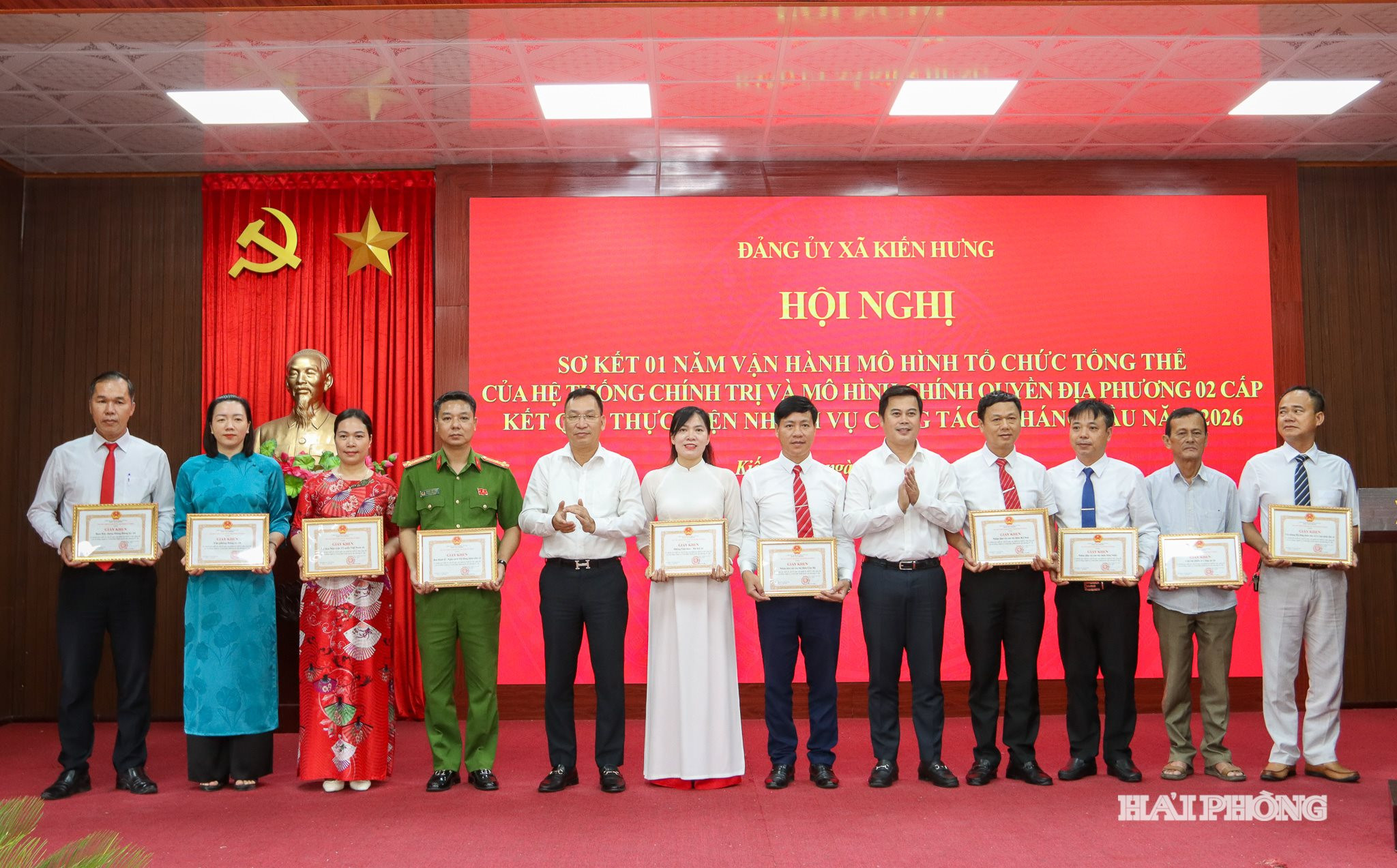 Lãnh đạo Đảng ủy xã trao giấy khen tặng các tập thể có thành tích xuất sắc