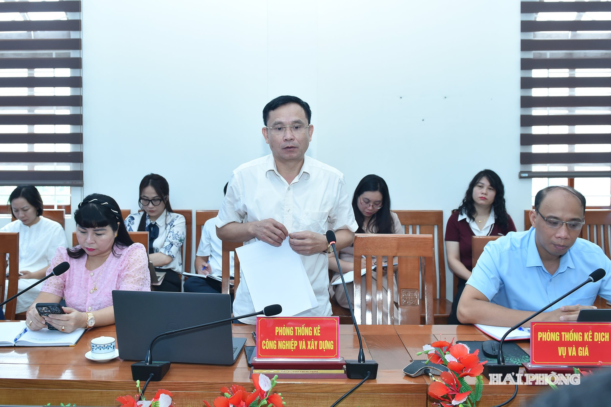 Đại diện các phòng chuyên môn Thống kê Hải Phòng giải đáp các thắc mắc của đại diện cơ quan báo chí.