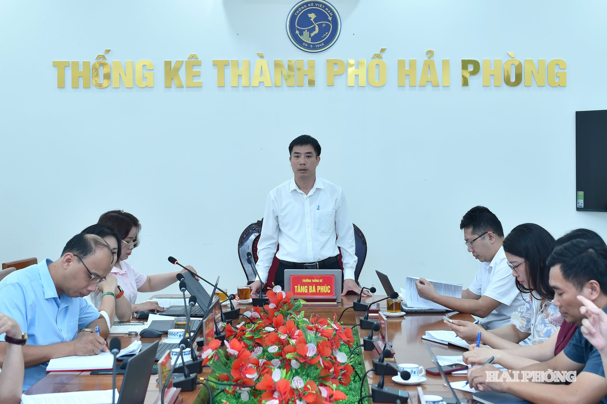Đồng chí Tăng Bá Phúc, Trưởng Thống kê thành phố Hải Phòng thông báo tình hình kinh tế - xã hội 6 tháng đầu năm 2026.