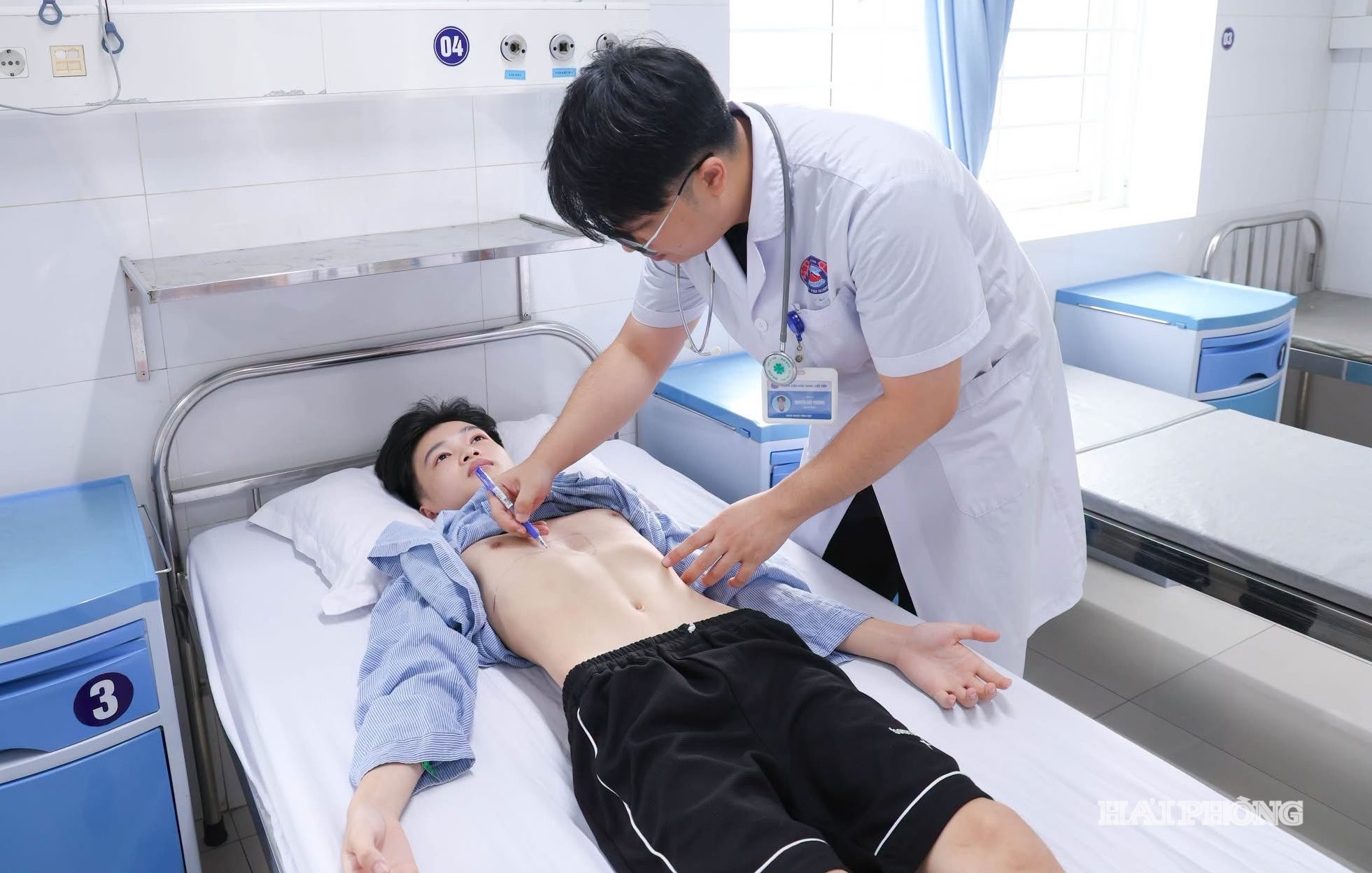 Các bác sĩ thăm khám cho bệnh nhi