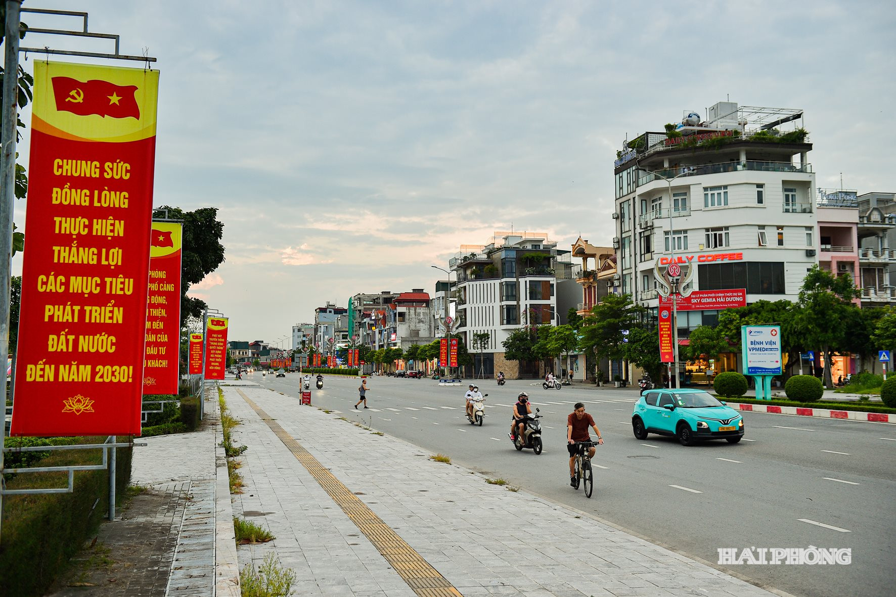 Vỉa hè đường Nguyễn Lương Bằng, phường Lê Thanh Nghị thông thoáng.