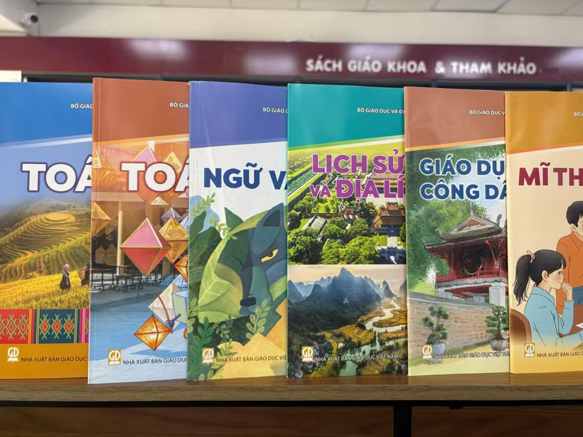 Từ năm học 2026, cả nước thống nhất dùng chung một bộ sách giáo khoa, đó là bộ Kết nối tri thức với cuộc sống của Nhà xuất bản Giáo dục Việt Nam. (Ảnh: PV/Vietnam+)