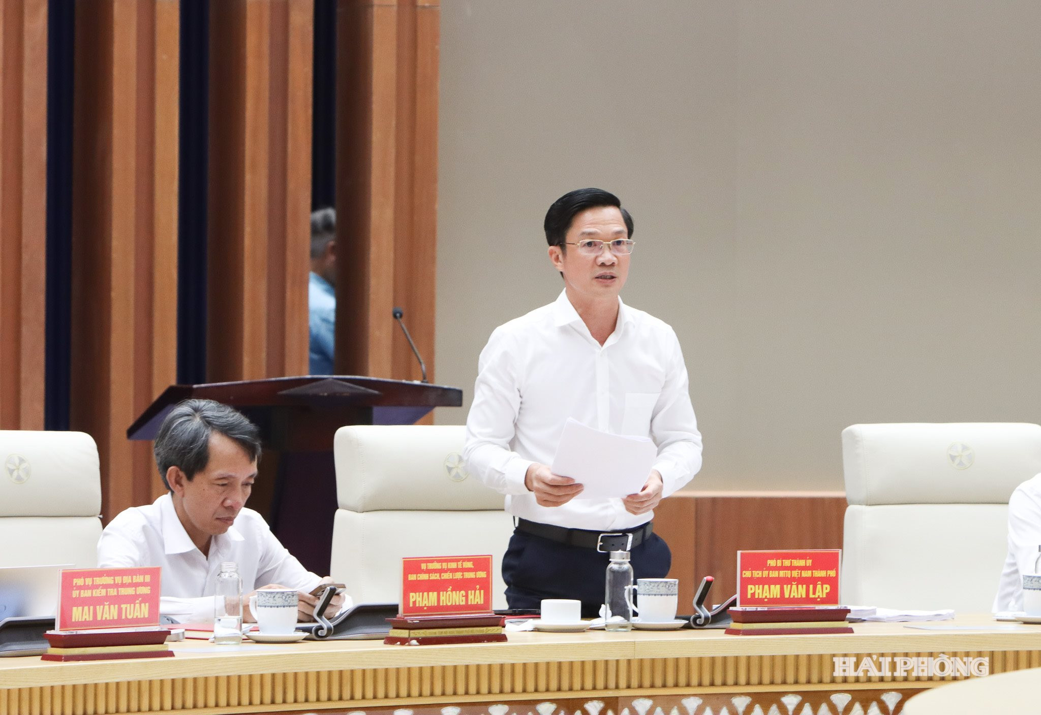 Đồng chí Phạm Văn Lập, Phó Bí thư Thành uỷ, Chủ tịch Uỷ ban MTTQ Việt Nam thành phố điều hành phần thảo luận khối MTTQ