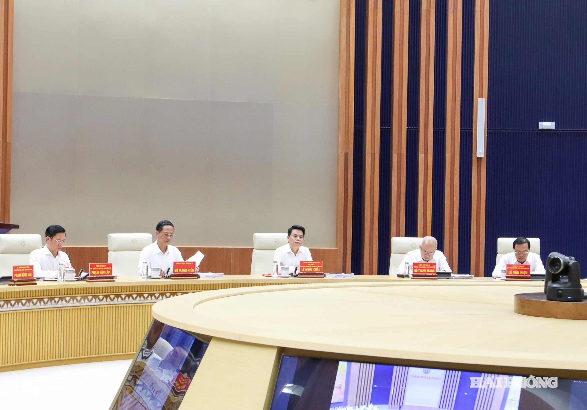 Các đồng chí Thường trực Thành uỷ chủ trì hội nghị