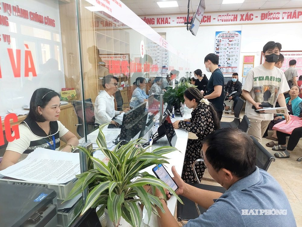 Phường An Phong đẩy mạnh cải cách thủ tục hành chính trong việc cấp phép đăng ký kinh doanh, dịch vụ cho người dân.