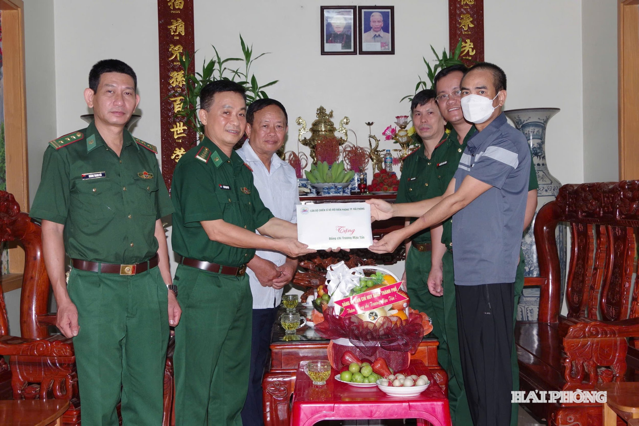 Đại tá Kiều Mạnh Hiệp, Phó Chính ủy Bộ đội Biên phòng thành phố trao kinh phí hỗ trợ đồng chí 