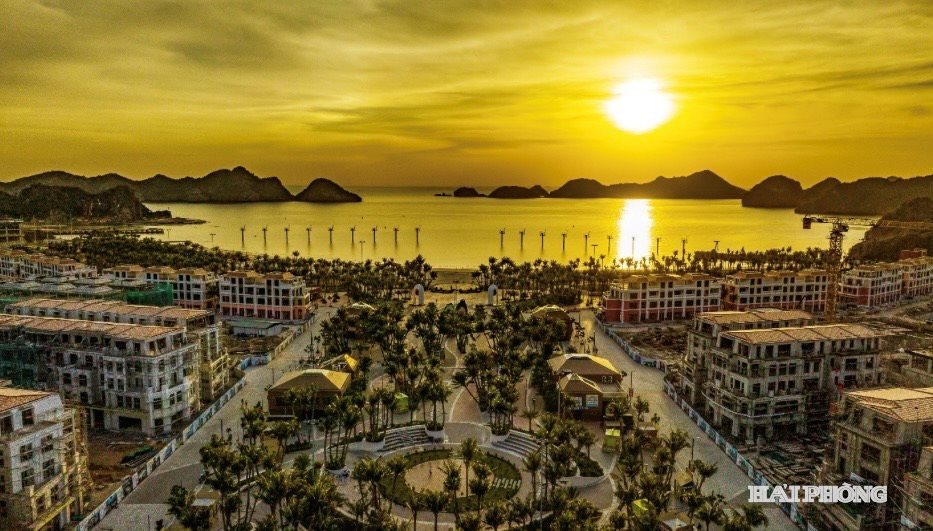 Vịnh trung tâm Cát Bà (Xanh Island) đang là tâm điểm thu hút du khách.