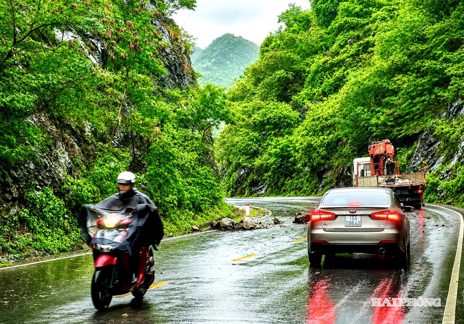 Sạt lở trên đường xuyên đảo Cát Bà (đặc khu Cát Hải) do mưa lớn kéo dài đầu mùa mưa bão 2026 (ảnh tư liệu)