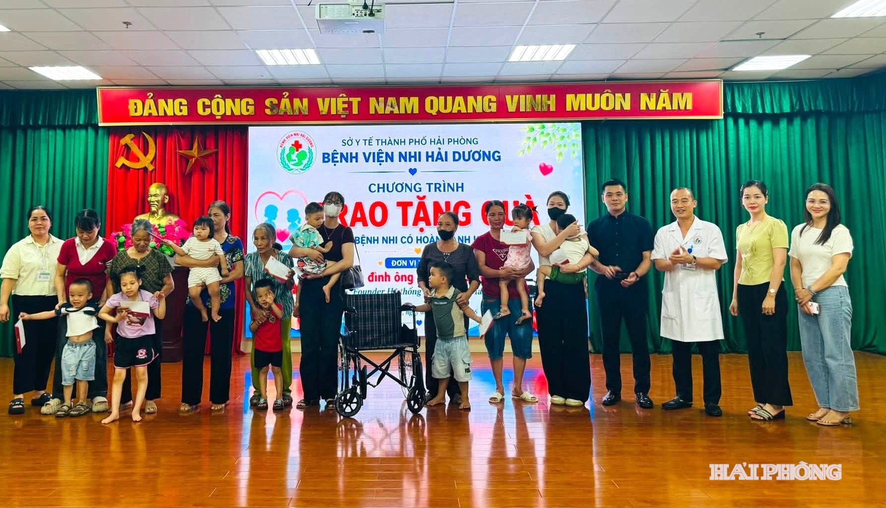 trao-qua-benh-nhan.jpg