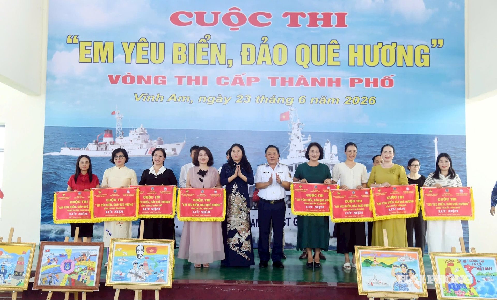 Ban tổ chức trao cờ lưu niệm tặng các đội tham gia vòng thi cấp thành phố.