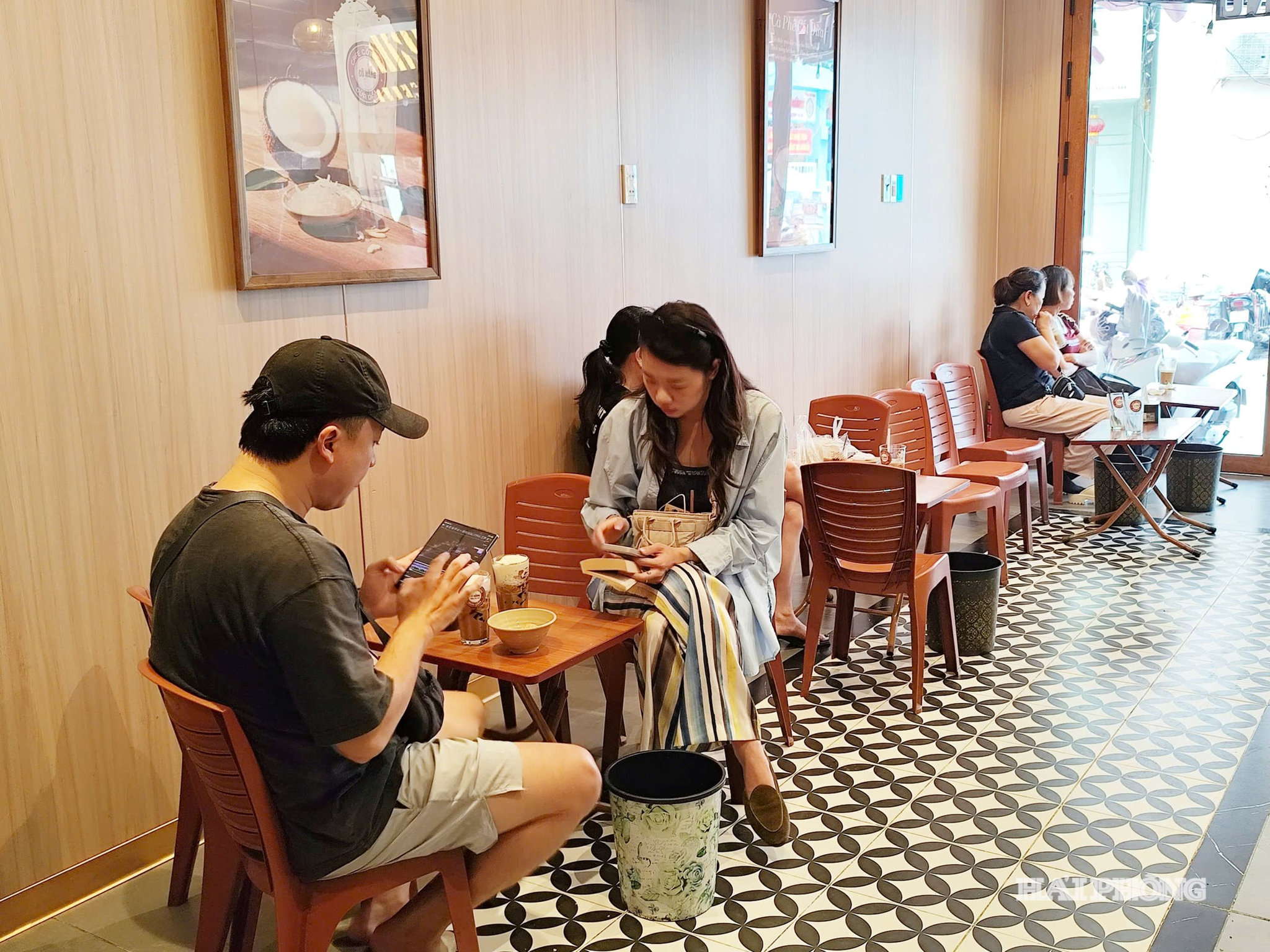 Thực khách thưởng thức cà phê cốt dừa tại quán cô Hằng (124A Lam Sơn), một địa chỉ quen thuộc của nhiều du khách khi đến với foodtour Hải Phòng.