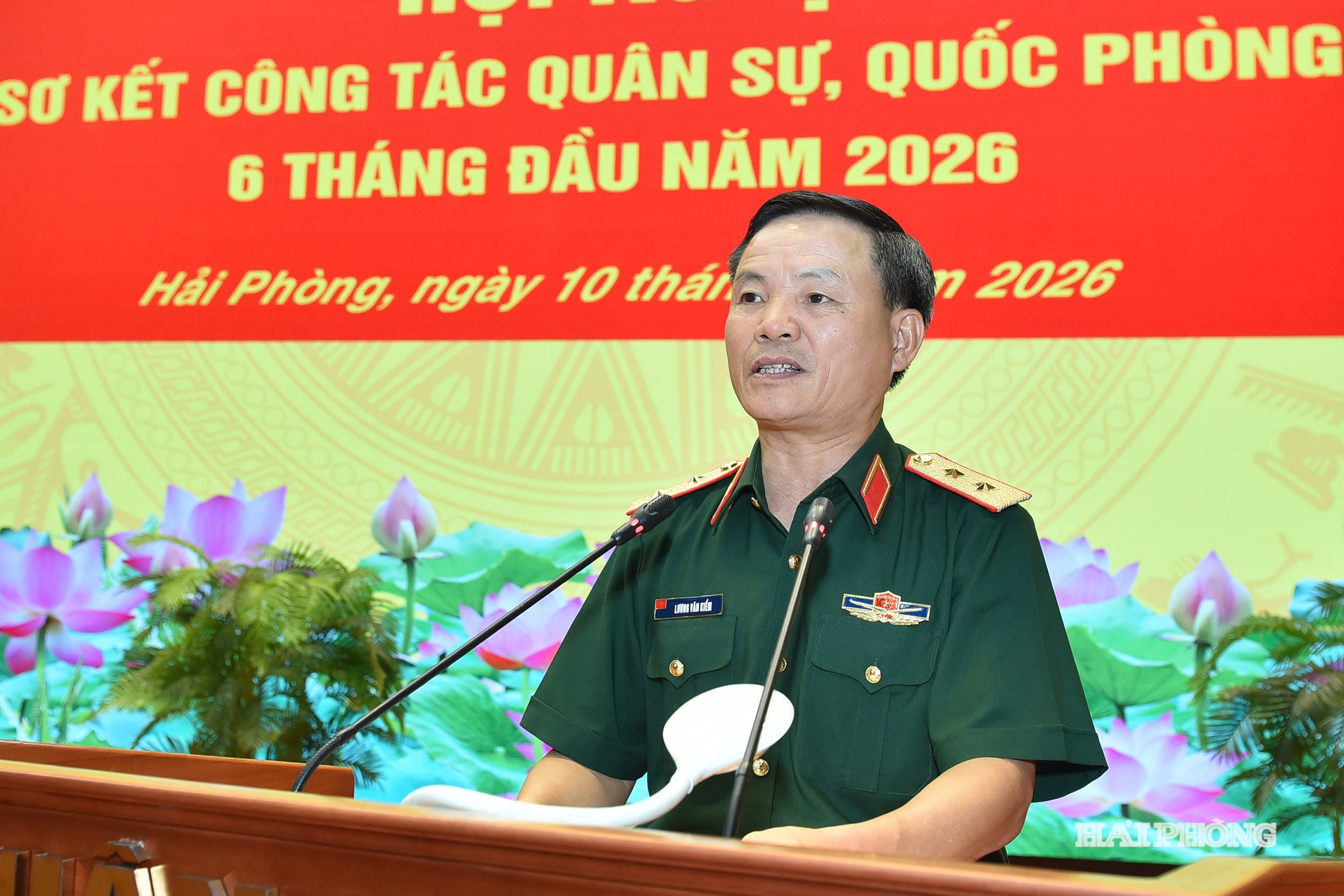 Thiếu tướng Lương Văn Kiểm, Tư lệnh Quân khu 3 phát biểu tại hội nghị.