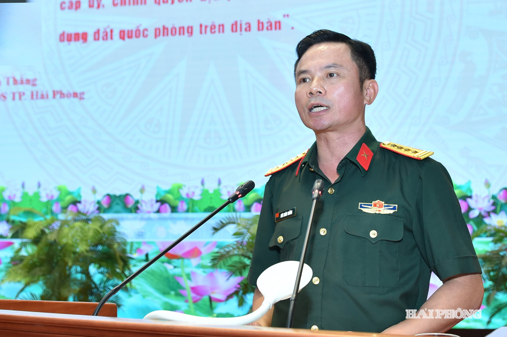 Đại tá Bùi Xuân Thắng, Ủy viên Ban Thường vụ Thành ủy, Chỉ huy trưởng Bộ Chỉ huy Quân sự thành phố Hải Phòng phát biểu tham luận tại hội nghị.