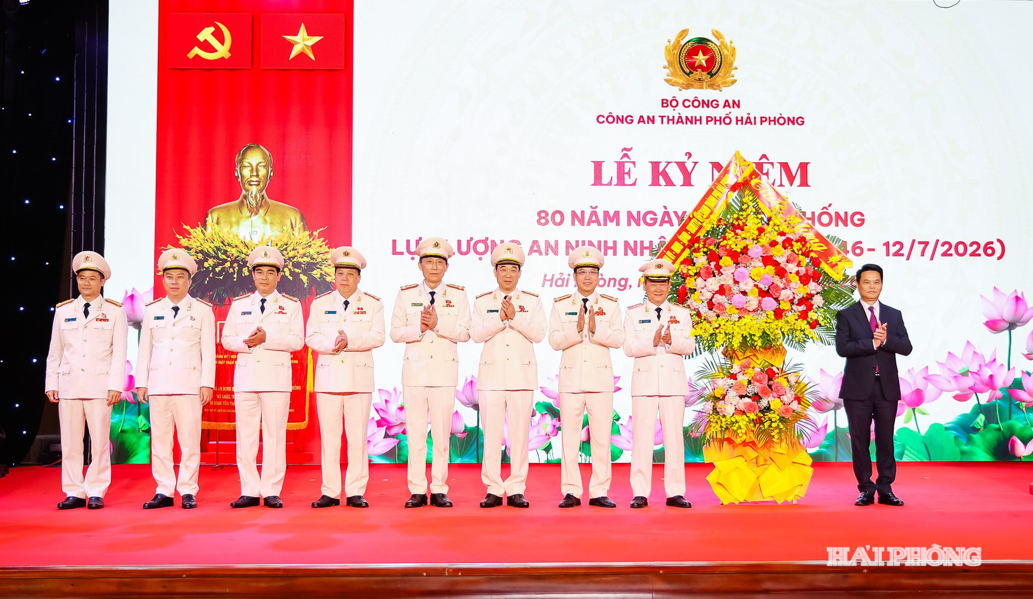 Đồng chí Lê Ngọc Châu, Ủy viên Trung ương Đảng, Bí thư Thành ủy, Trưởng Đoàn đại biểu Quốc hội Hải Phòng tặng hoa chúc mừng