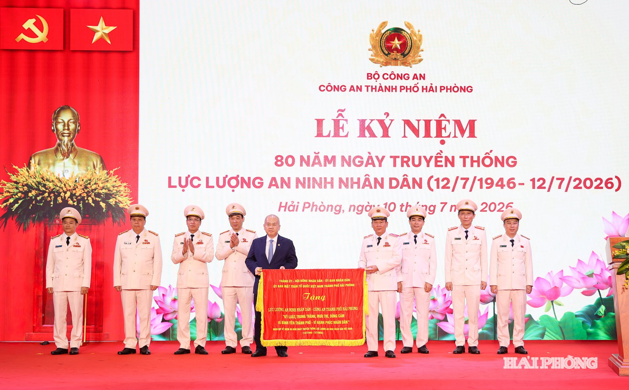 Đồng chí Đỗ Thành Trung, Phó Bí thư Thành ủy, Chủ tịch UBND thành phố trao bức trướng tặng Công an thành phố
