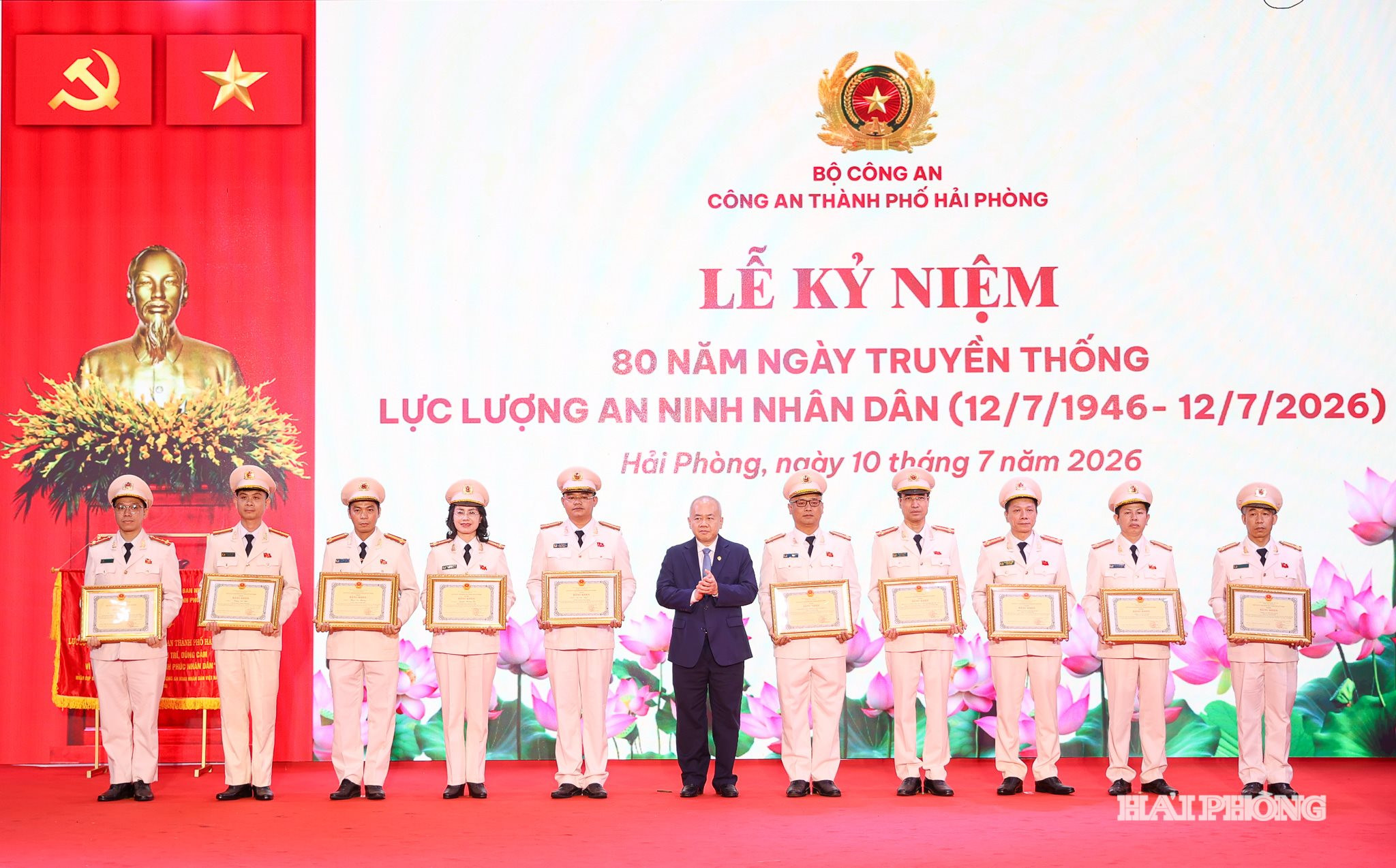 Đồng chí Đỗ Thành Trung, Phó Bí thư Thành ủy, Chủ tịch UBND thành phố trao bằng khen tặng các tập thể, cá nhân có thành tích xuất sắc
