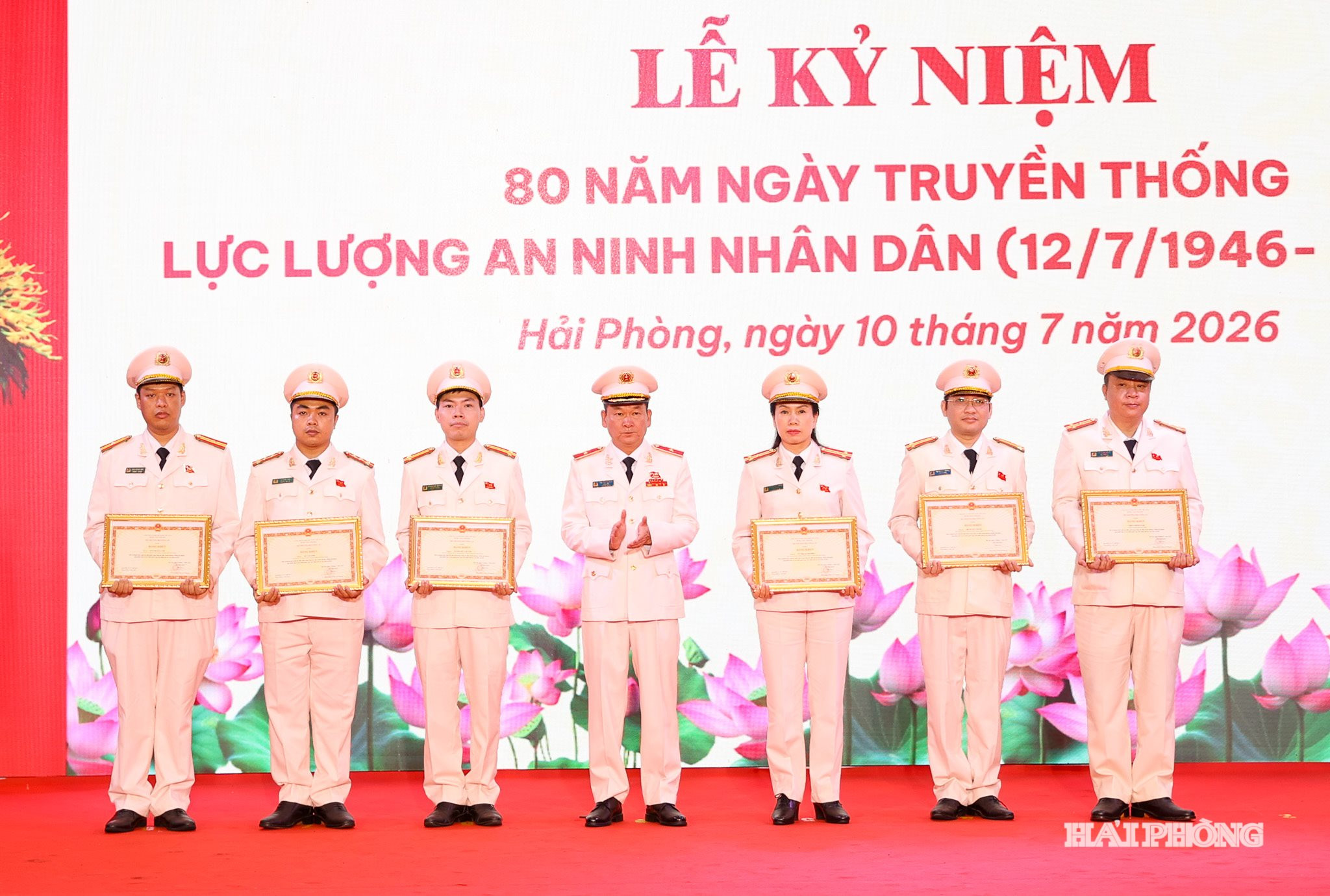 Thiếu tướng Bùi Quang Bình, Ủy viên Ban Thường vụ Thành ủy, Giám đốc Công an thành phố trao bằng khen tặng các tập thể, cá nhân có thành tích xuất sắc