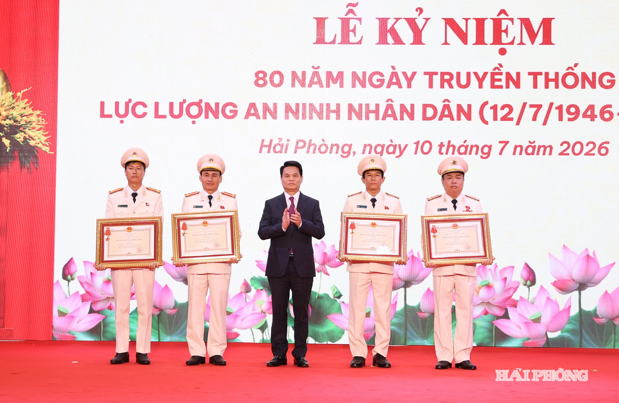 Đồng chí Lê Ngọc Châu, Ủy viên Trung ương Đảng, Bí thư Thành ủy, Trưởng Đoàn đại biểu Quốc hội Hải Phòng trao Huân chương Chiến công hạng Nhì, hạng Ba tặng các tập thể, cá nhân có thành tích xuất sắc