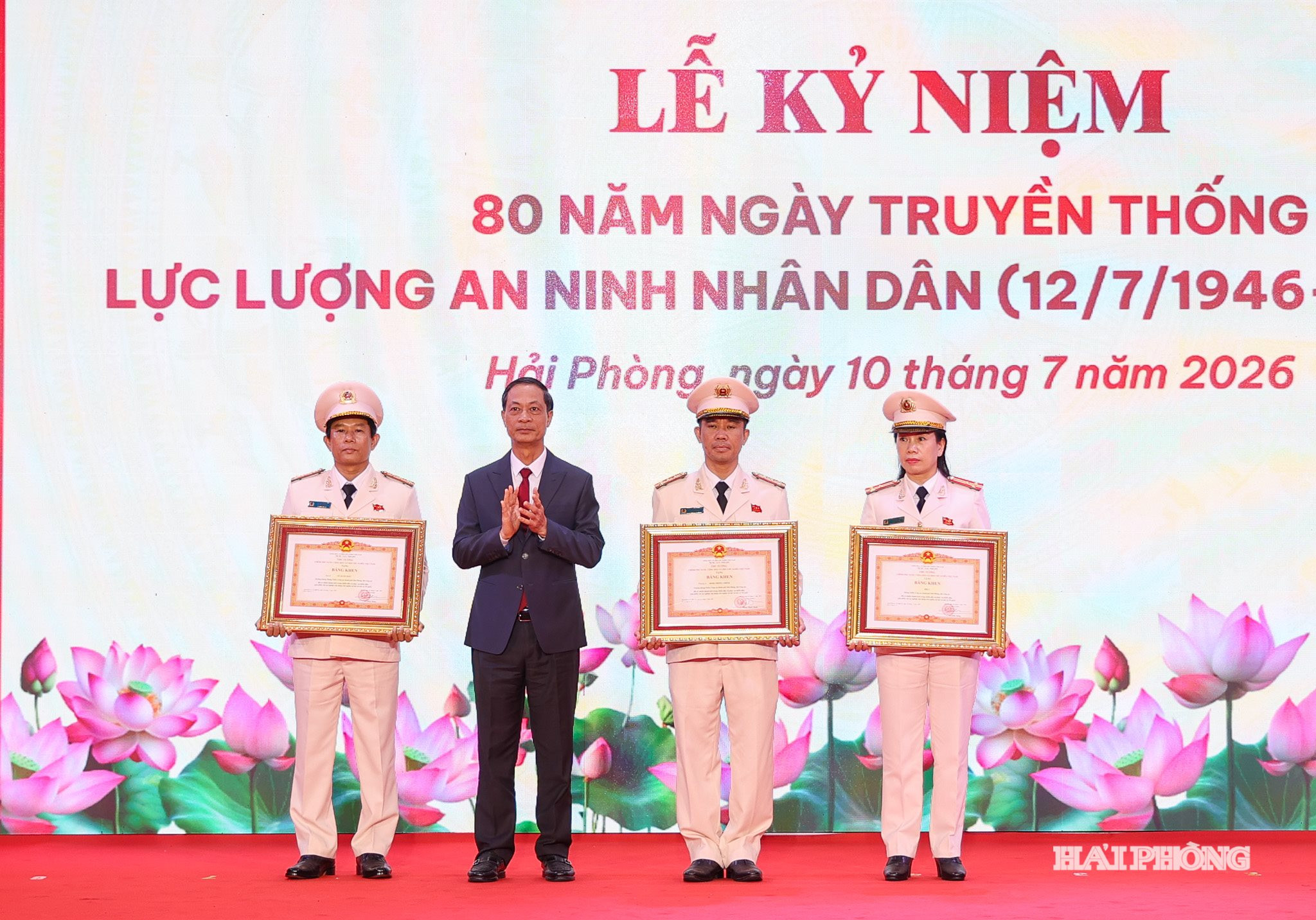 Đồng chí Đỗ Mạnh Hiến, Phó Bí thư Thường trực Thành ủy trao Bằng khen của Thủ tướng Chính phủ tặng các tập thể, cá nhân