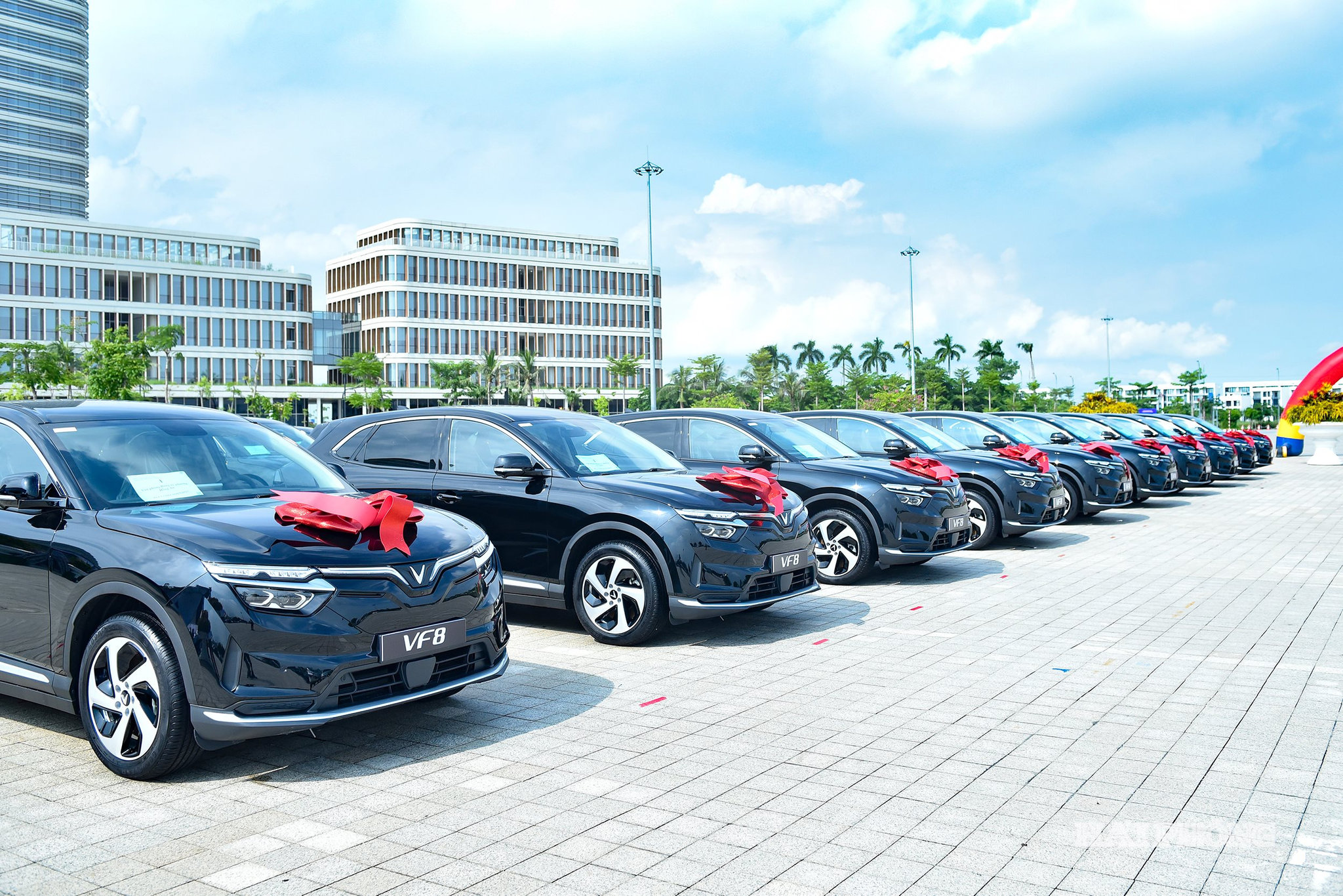 99 xe ô tô được bàn giao cho 98 xã, phường, đặc khu trên địa bàn thành phố.