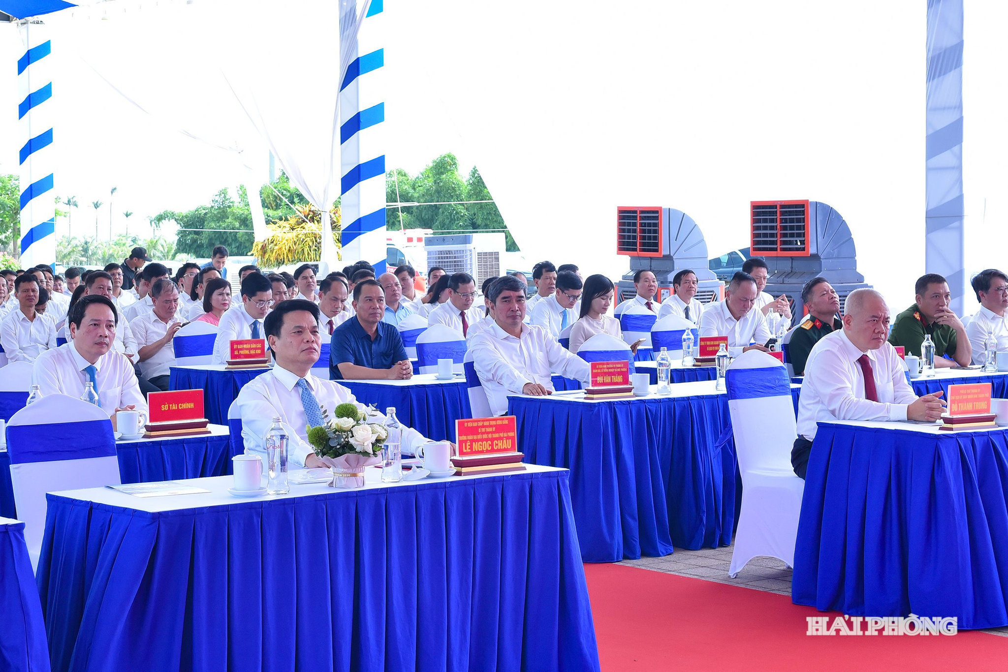 Các đại biểu dự lễ bàn giao.
