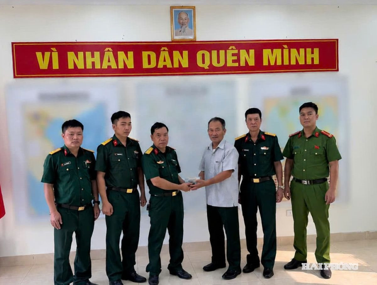 can-bo-quan-su-tra-lai-tien-cho-nguoi-danh-roi.jpg