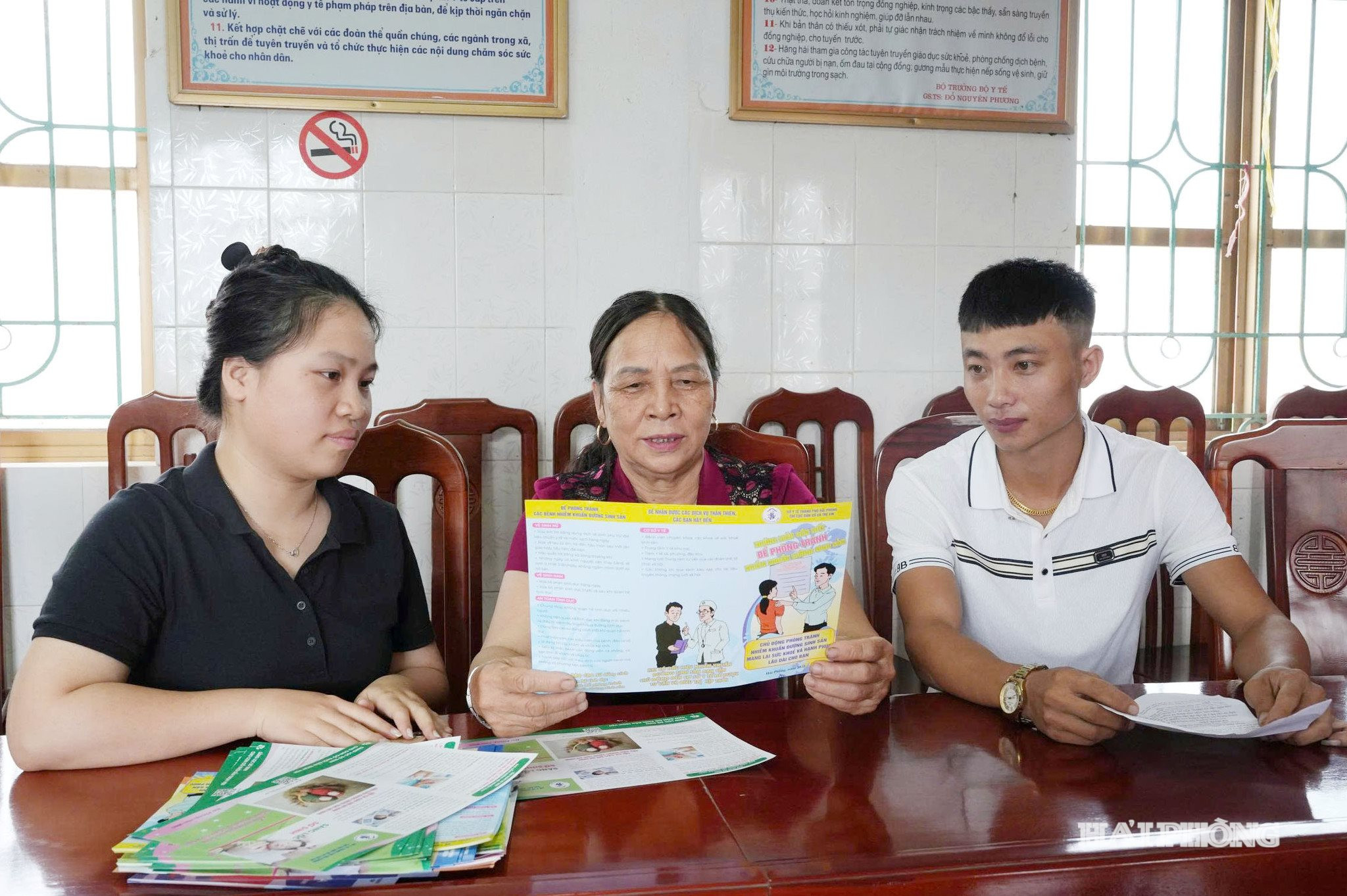 cong-tac-vien-dan-so-tu-van-ve-suc-khoe-tien-hon-nhan-cho-doi-ban-tre.jpg