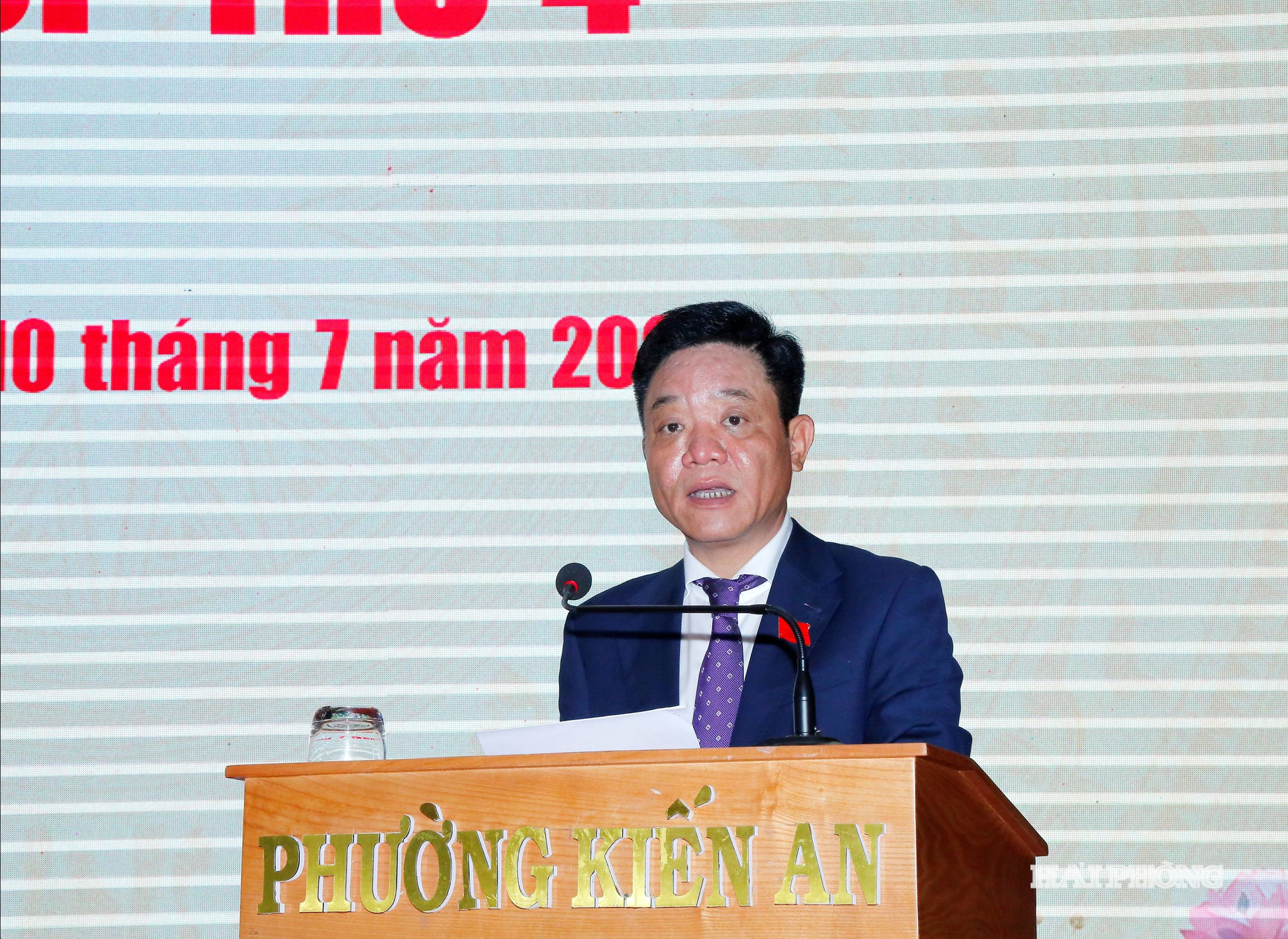 Đồng chí Trần Quang Tuấn, Phó Bí thư Đảng ủy, Chủ tịch HĐND phường Kiến An phát biểu