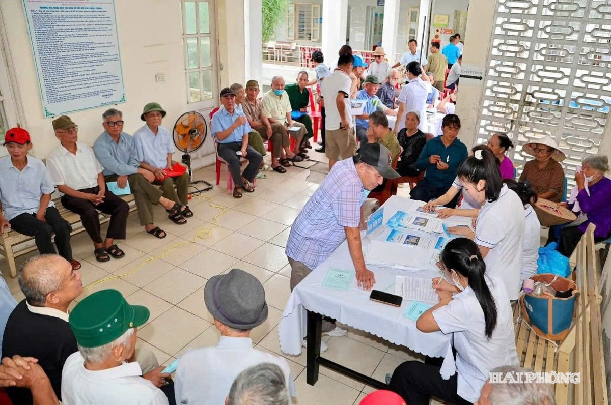 Khoảng 150 người là thương binh, bệnh binh, thân nhân liệt sĩ, người hưởng chính sách như thương binh và các đối tượng chính sách của xã Kiến Hải tham gia chương trình khám bệnh.