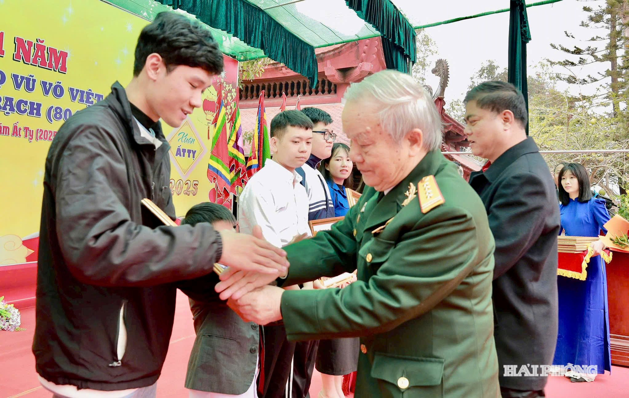 khen-thuong.jpg