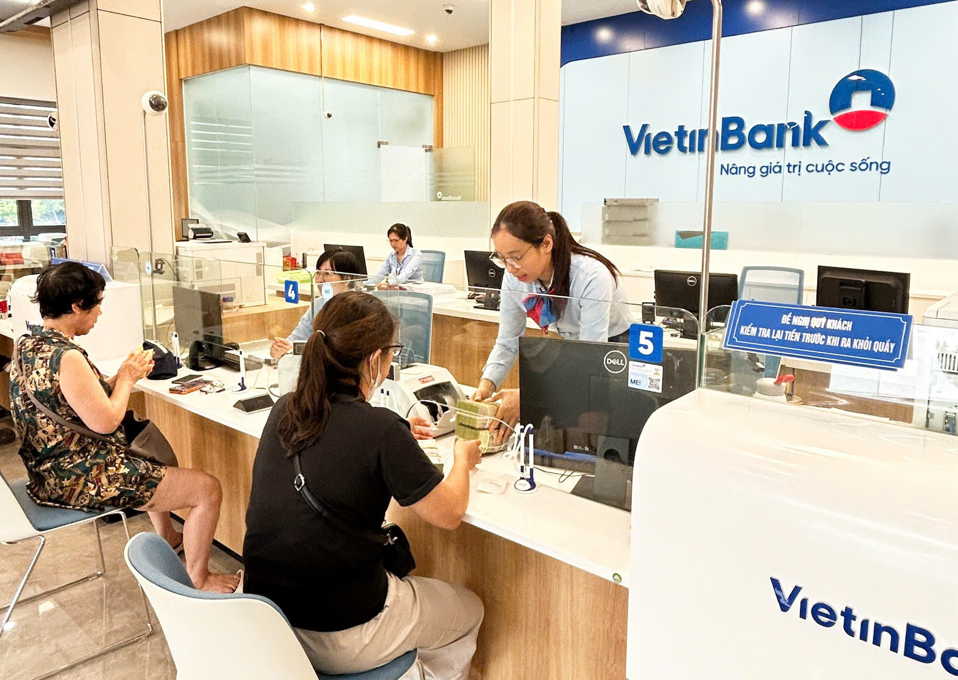 ảnh trang 1 báo in: Các ngân hàng đang nỗ lực tiết giảm chi phí, tạo điều kiện giảm mặt bằng lãi suất để hỗ trợ doanh nghiệp và người dân.