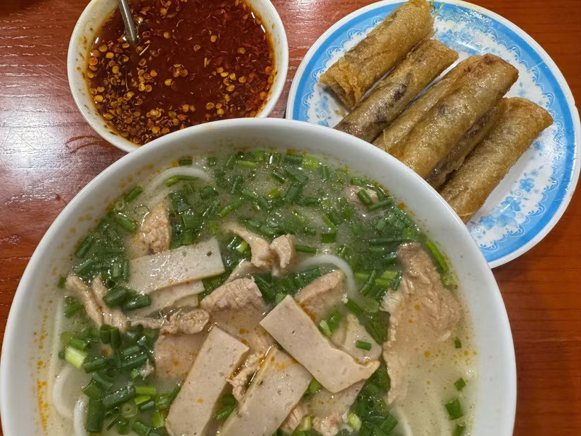 Cháo canh thường được ăn cùng ram - loại chả cuốn nhỏ được chiên vàng giòn. (Nguồn: Vietnam+)