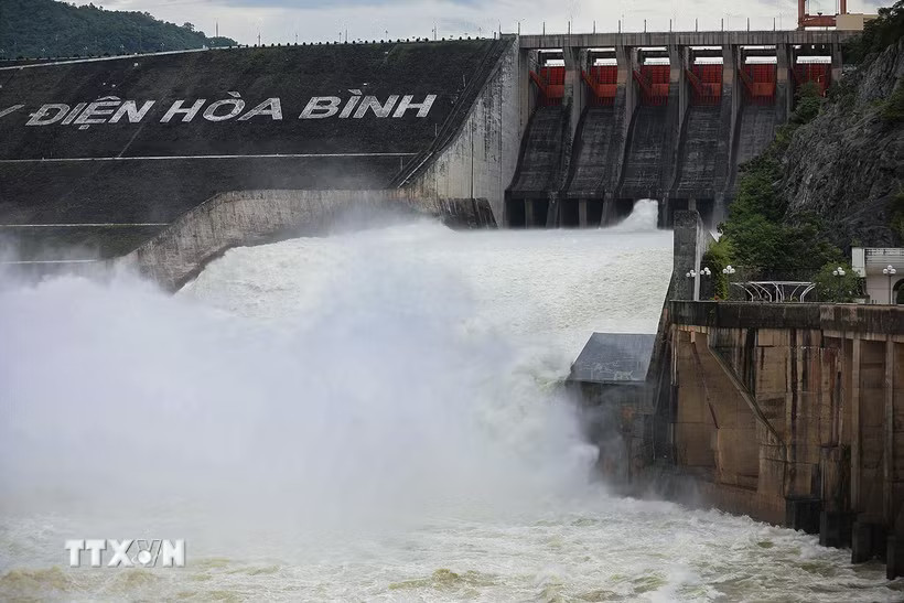 Thủy điện Hòa Bình trong thời điểm mở một của xả đáy. (Ảnh: Trọng Đạt/TTXVN)