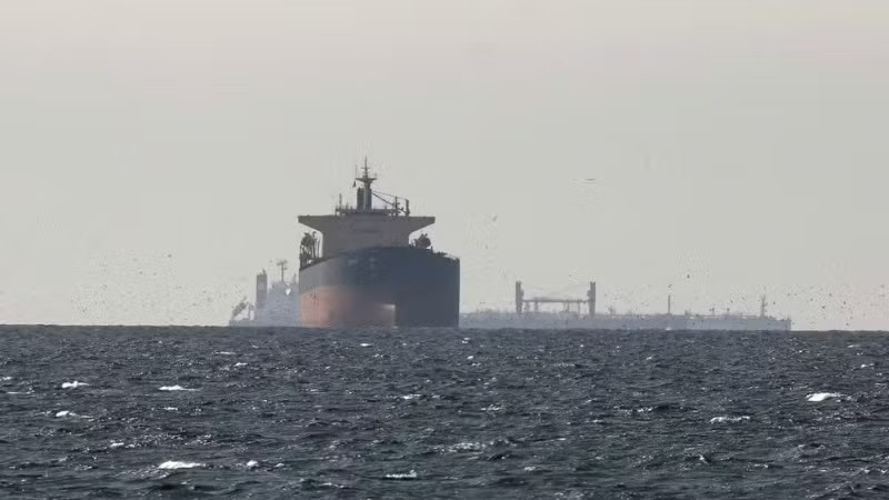 Tàu thuyền vận chuyển trên eo biển Hormuz. Ảnh: THX/TTXVN