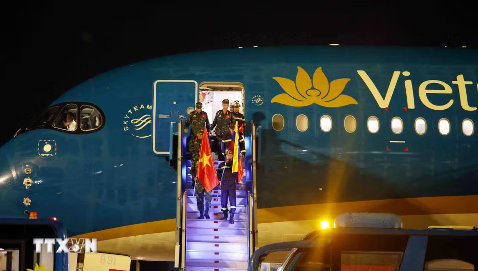 Tối 10/7, lực lượng cứu hộ, cứu nạn của Quân đội nhân dân Việt Nam và Công an nhân dân Việt Nam về đến Hà Nội hoàn thành sứ mệnh hỗ trợ Venezuela khắc phục hậu quả trận động đất. (Ảnh: Phạm Kiên/TTXVN)