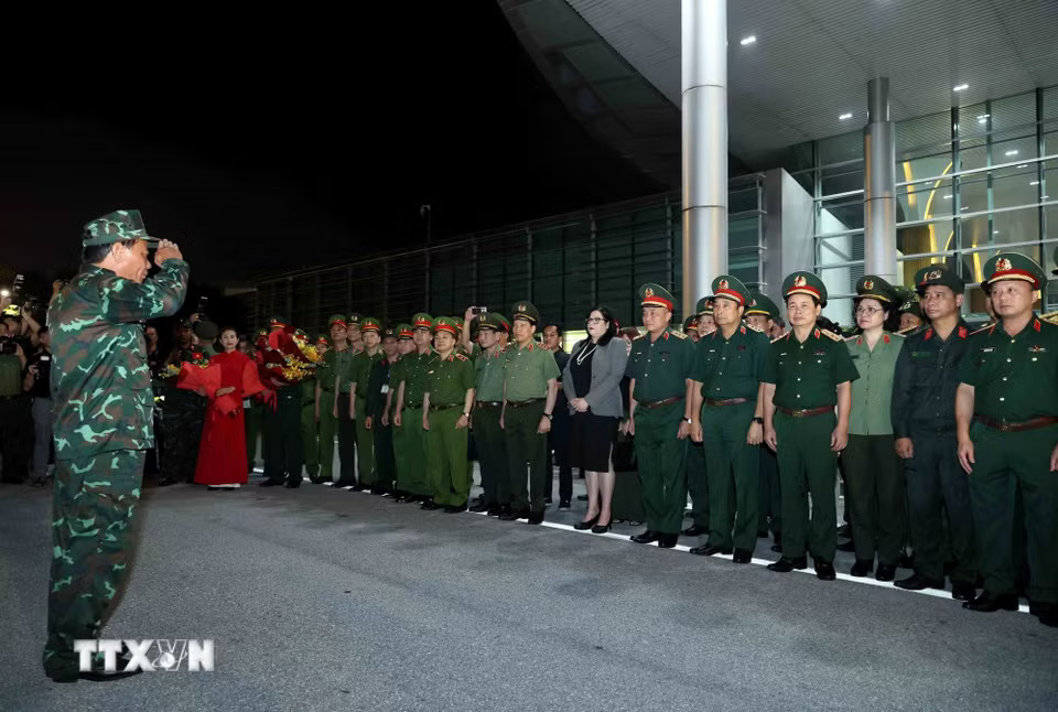 Lãnh đạo Bộ Quốc phòng và lãnh đạo Bộ Công an đón Đoàn cứu nạn, cứu hộ Việt Nam. (Ảnh: An Đăng/TTXVN)