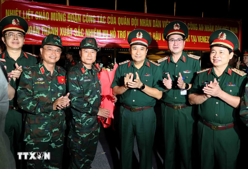 Thượng tướng Phùng Sĩ Tấn, Phó Tổng Tham mưu trưởng Quân đội nhân dân Việt Nam chúc mừng các thành viên trong đoàn trở về. (Ảnh: An Đăng/TTXVN)