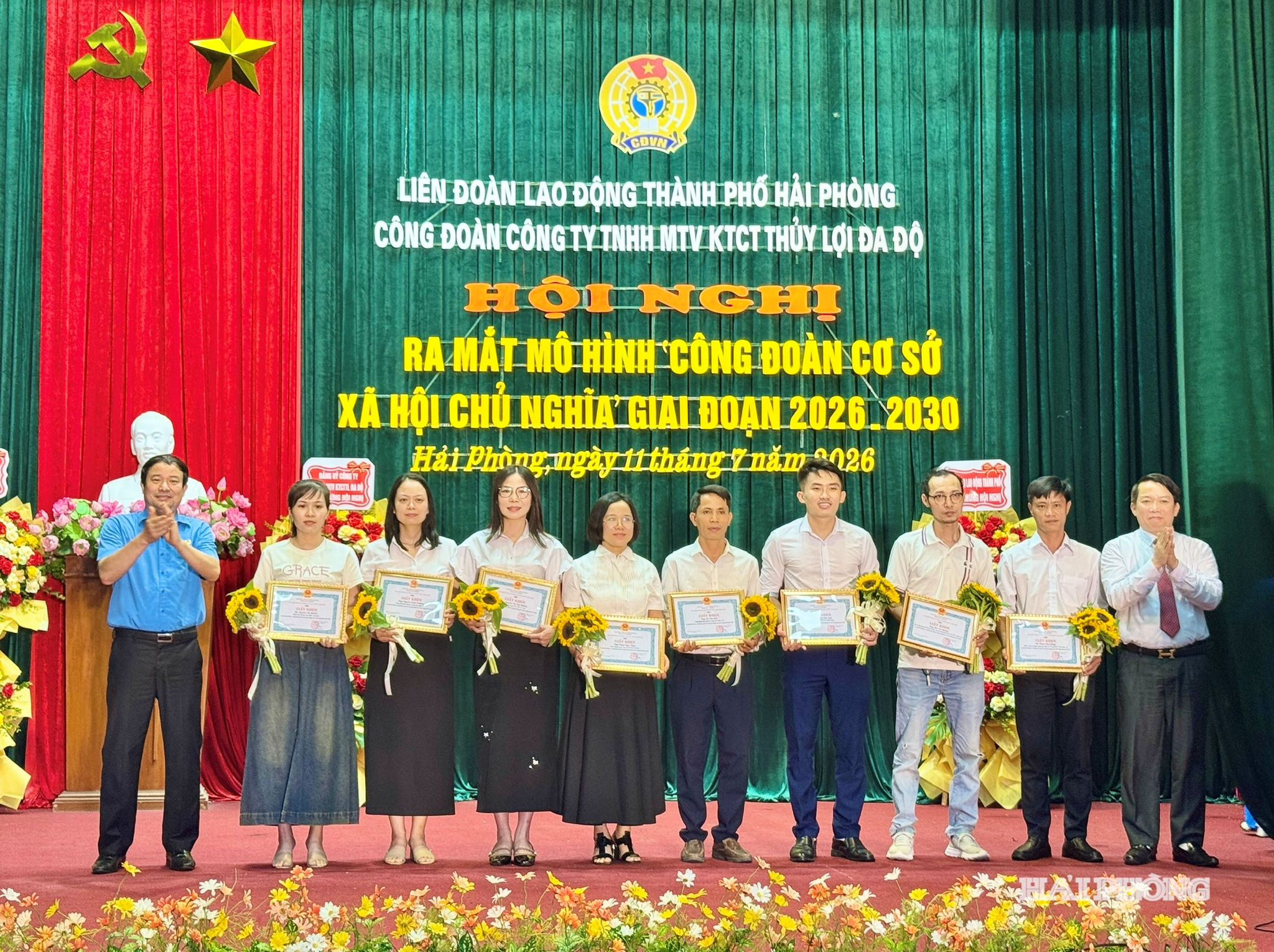 Lãnh đạo Liên đoàn Lao động thành phố và Công ty TNHH một thành viên Khai thác công trình thủy lợi Đa Độ khen thưởng người lao động tiêu biểu.