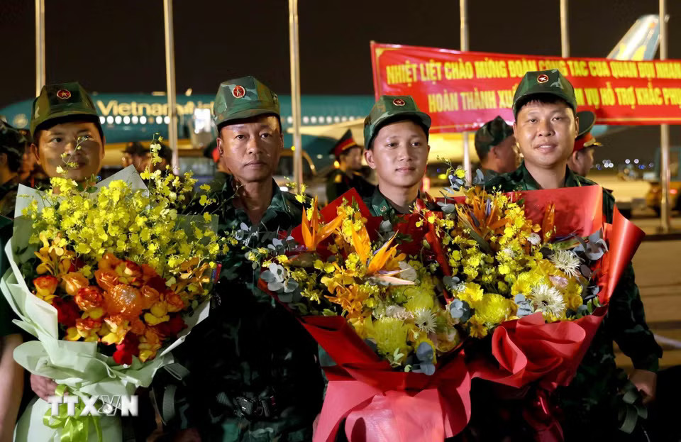 Đoàn cứu nạn, cứu hộ Việt Nam về đến sân bay Nội Bài, Hà Nội. (Ảnh: An Đăng/TTXVN)