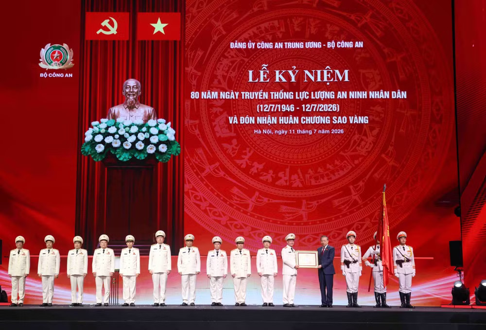 Tổng Bí thư, Chủ tịch nước Tô Lâm trao tặng Huân chương Sao Vàng cho lực lượng An ninh nhân dân. (Ảnh: Phạm Kiên/TTXVN) tong-bi-thu-chu-tich-nuoc-to-lam-du-le-ky-niem-80-nam-ngay-truyen-thong-luc-luong-an-ninh-nhan-dan-27.jpg