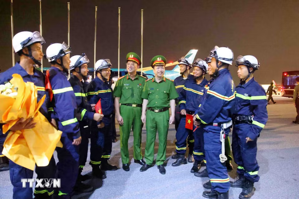 Lãnh đạo Công an thành phố Hà Nội thăm hỏi cán bộ, chiến sỹ hoàn thành sứ mệnh hỗ trợ Venezuela khắc phục hậu quả trận động đất. (Ảnh: Phạm Kiên/TTXVN)