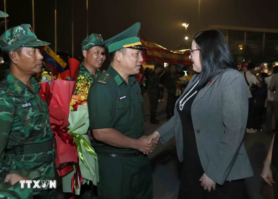 Đại biện lâm thời Venezuela tại Việt Nam Estela del Valle Quijada Suárez chúc mừng các thành viên trong đoàn cứu nạn, cứu hộ Việt Nam trở về. (Ảnh: An Đăng/TTXVN)