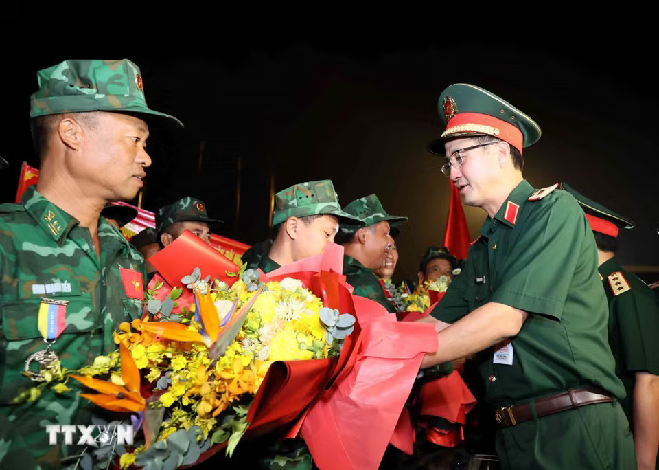 Lãnh đạo Bộ Quốc phòng tặng hoa chúc mừng đoàn. (Ảnh: An Đăng/TTXVN)