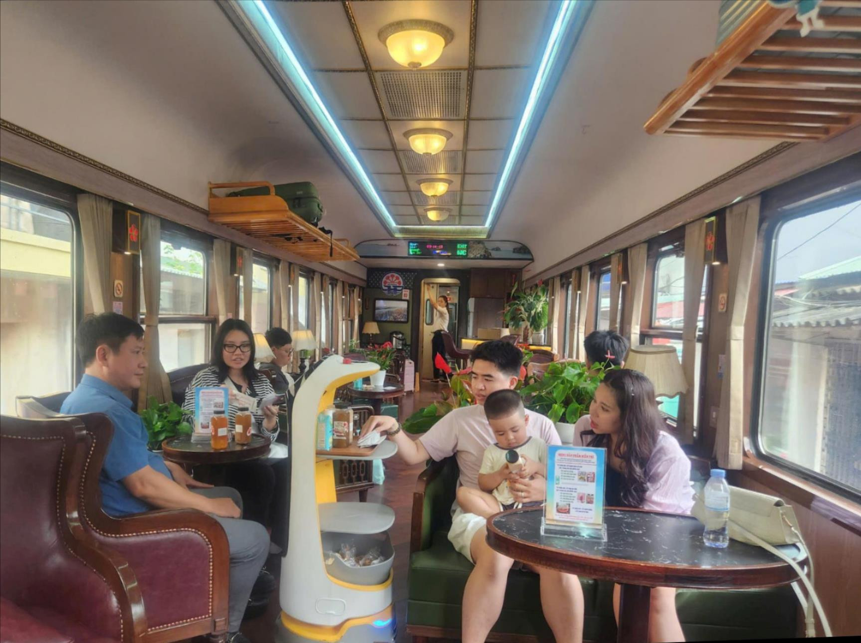 ảnh báo in: Tàu Hoa Phượng Đỏ chạy tuyến Hải Phòng - Hà Nội đưa rô bốt vào phục vụ hành khách.