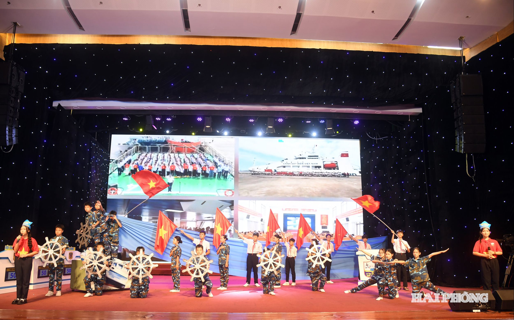 Các đội tranh tài trong phần thi hùng biện