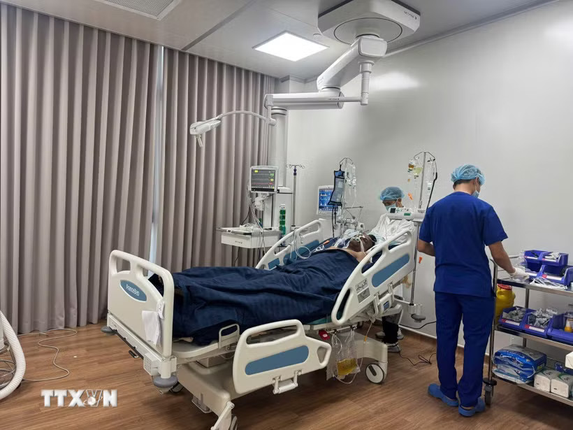 Nạn nhân vụ tai nạn được chăm sóc, điều trị tại bệnh viện trên đảo Phú Quốc. (Ảnh: TTXVN phát)