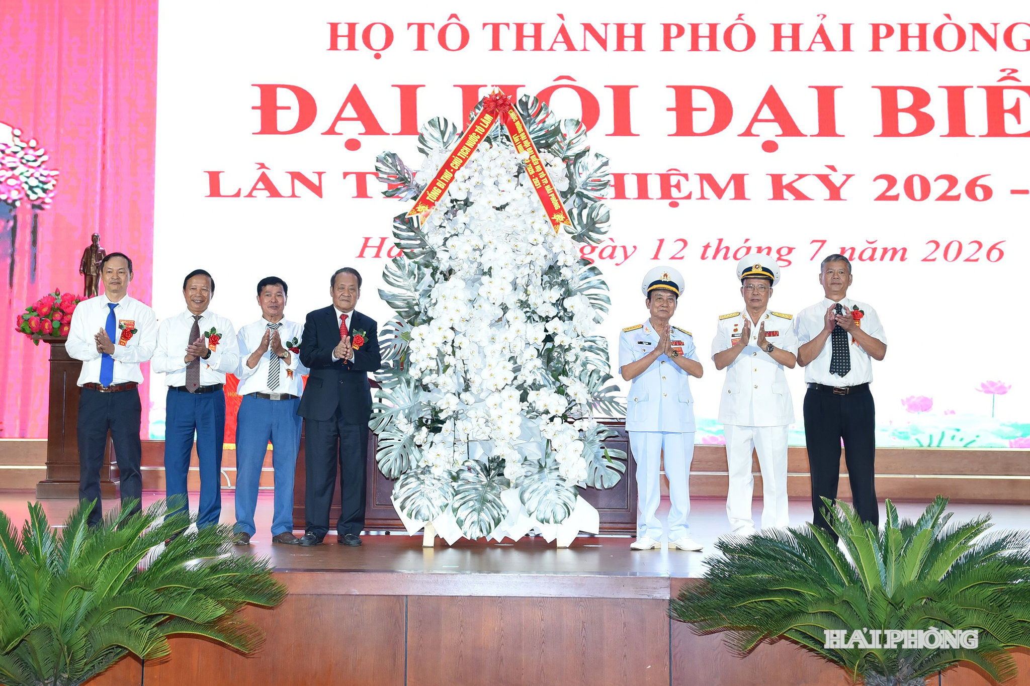 Tổng Bí thư, Chủ tịch nước Tô Lâm gửi lẵng hoa chúc mừng đại hội.